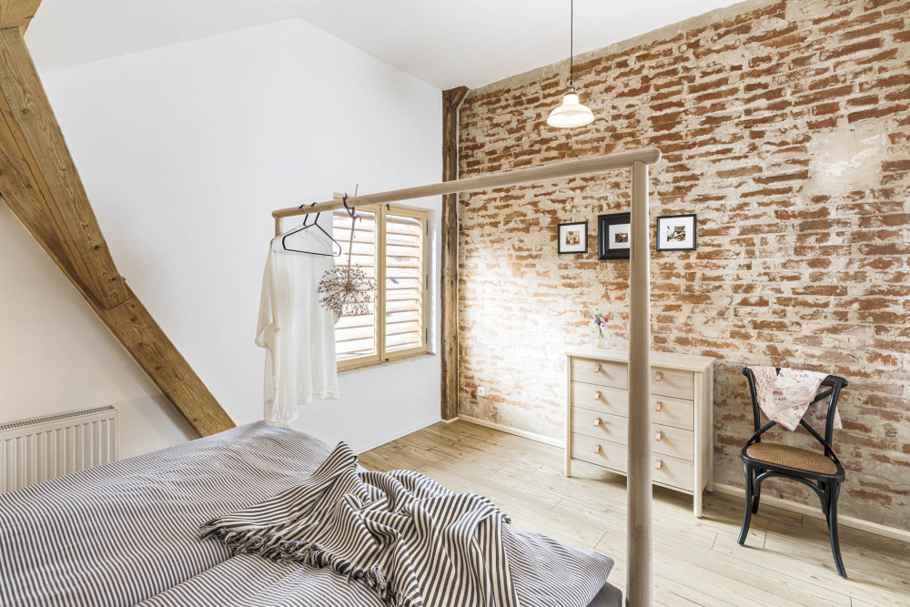 Následně v budově vybudovali a začali pronajímat apartmány.