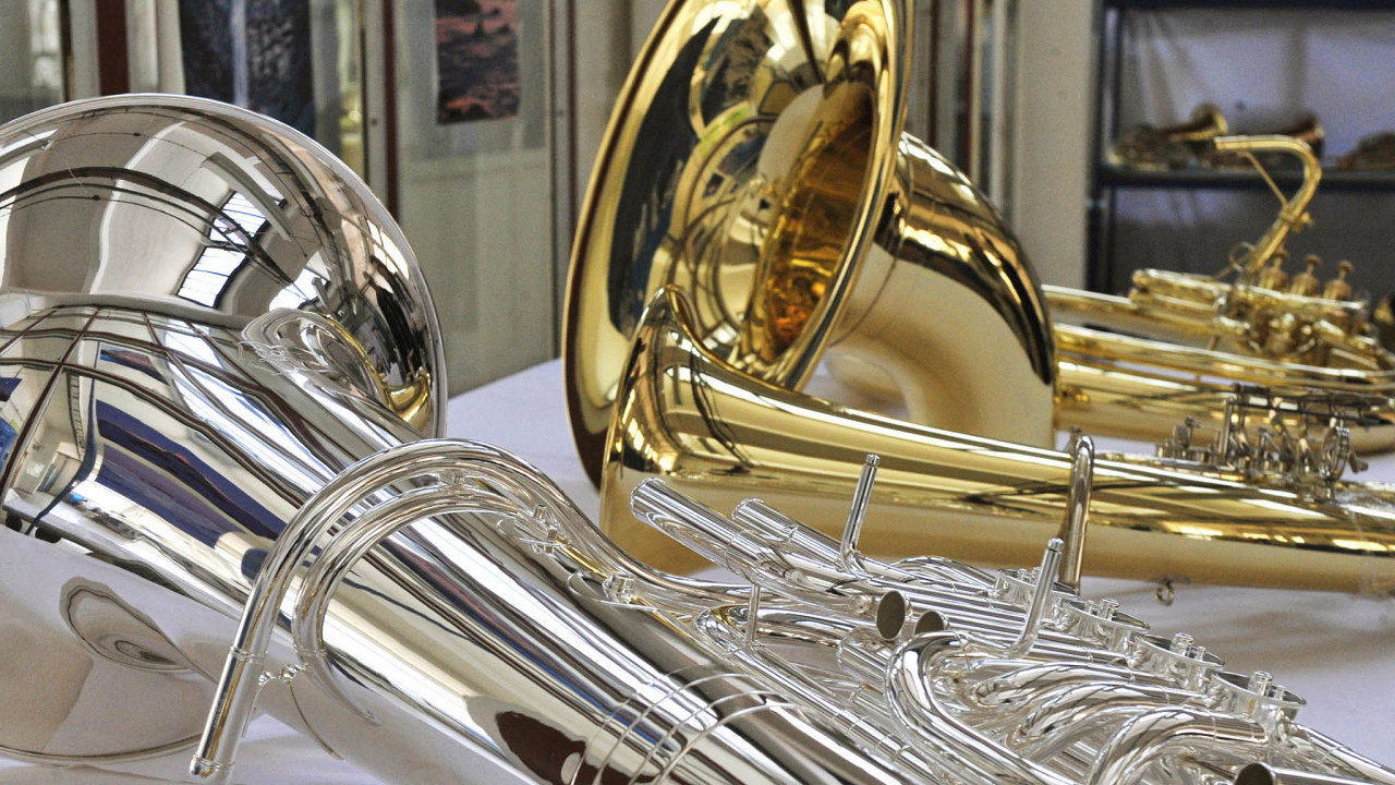 „Dechy“ do celého svìta. Amati se specializuje na výrobu dechových nástrojù. Vyrábí vše od klarinetù pøes hoboje až po saxofony èi trombony.