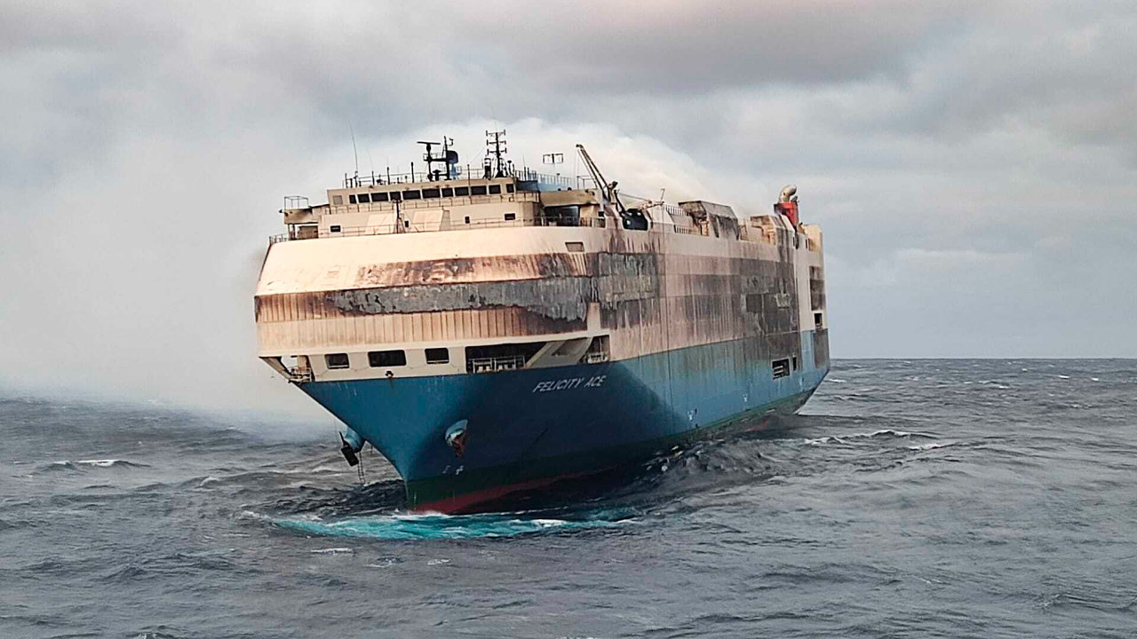 Na fotografii poskytnuté portugalským námoønictvem se kouø valí z hoøící lodi Felicity Ace jihovýchodnì od Azorských ostrovù.
