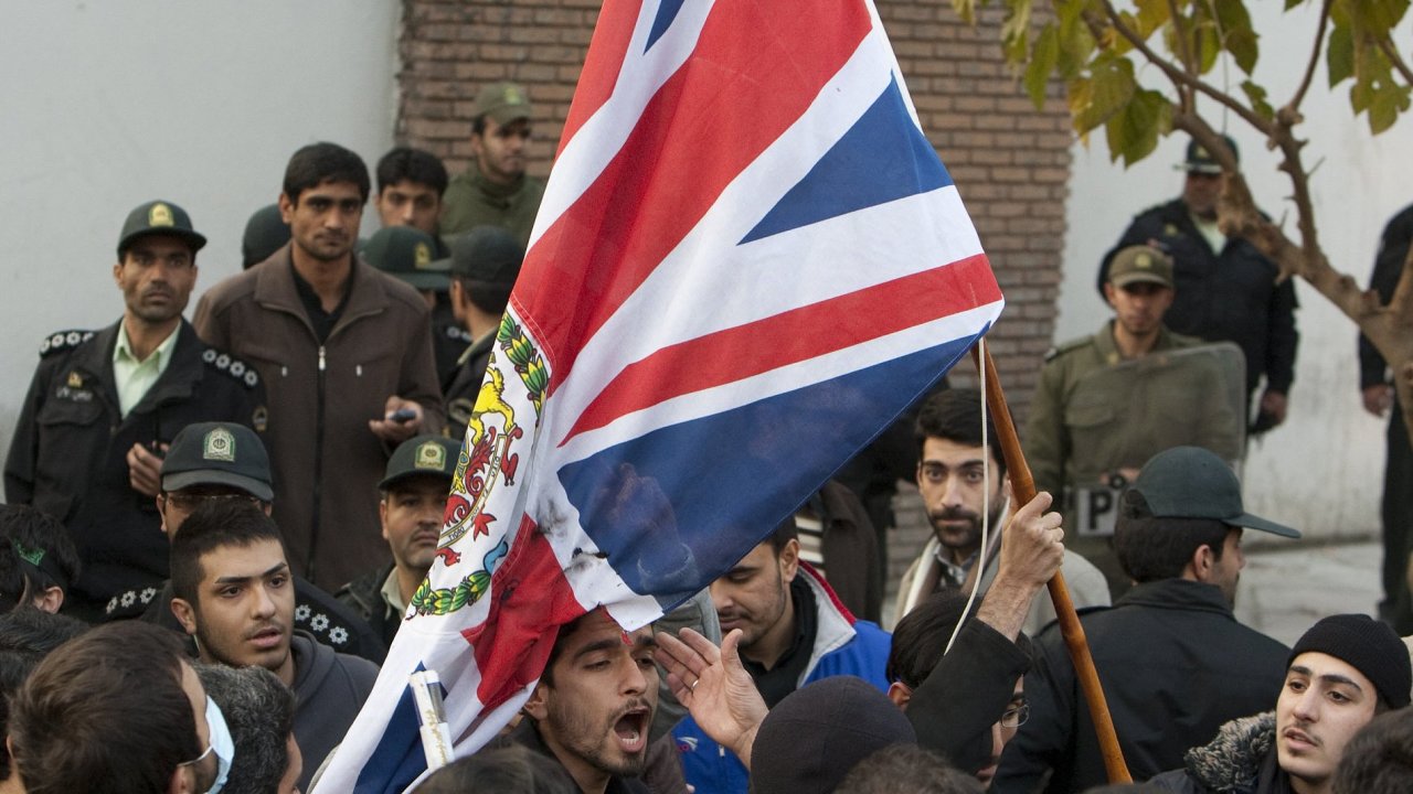 Protestujc rnci odstrauj z britskho velvyslanectv vlajku