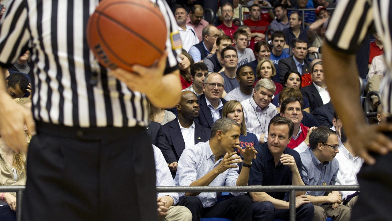 Barack Obama s Davidem Cameronem na univerzitnm basketbale.