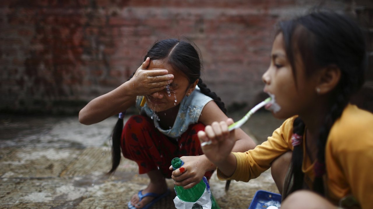 Nepálské dívky pøi èištìní zubù.