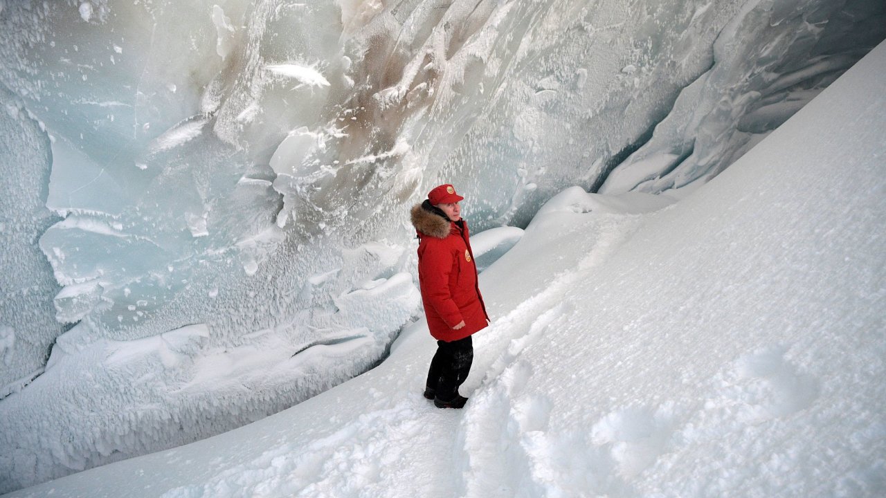 Ruský prezident Vladimir Putin na návštìvì jeskynì na arktických ostrovech v Zemi Františka Josefa.