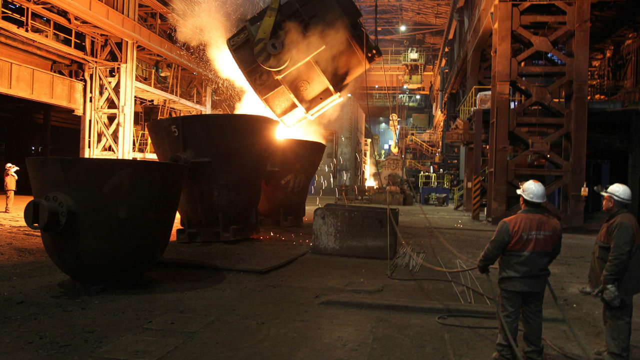Dovozy oceli z Èíny do Èeska nejsou významné. Ostravská ocelárna skupiny ArcelorMittal (na snímku) tak podobné potíže jako provozy v západní Evropì nemá. Zatím.