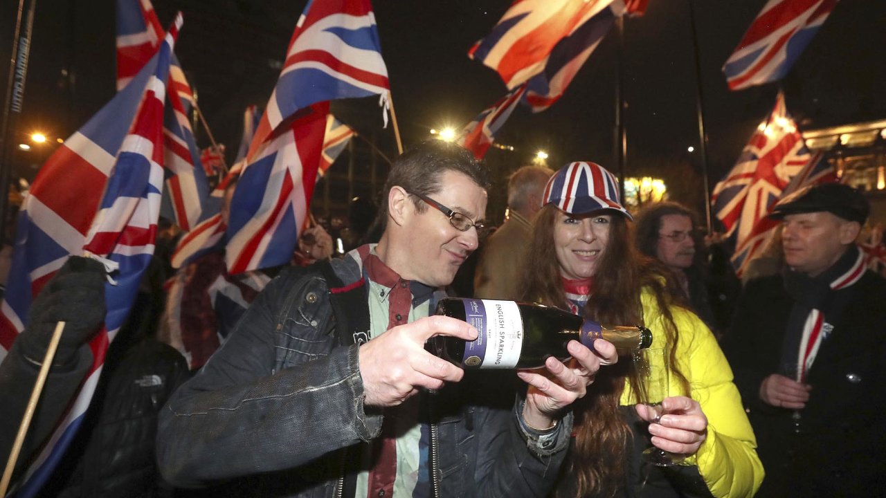 Zase si povládneme sami. Pøíznivci brexitu se v noci na sobotu v londýnských ulicích radovali z odchodu Velké Británie z Evropské unie.