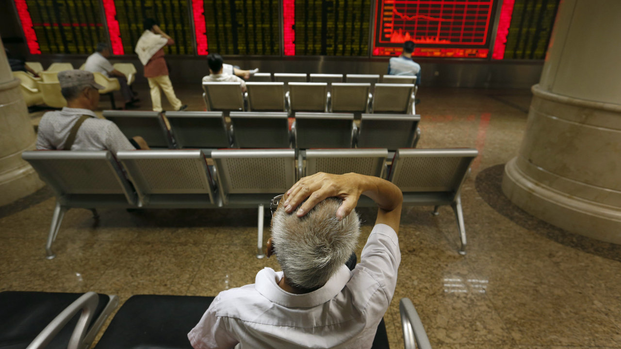 nsk investor sleduje pondln propad cen akci v centrle maklsk spolenosti v Pekingu.