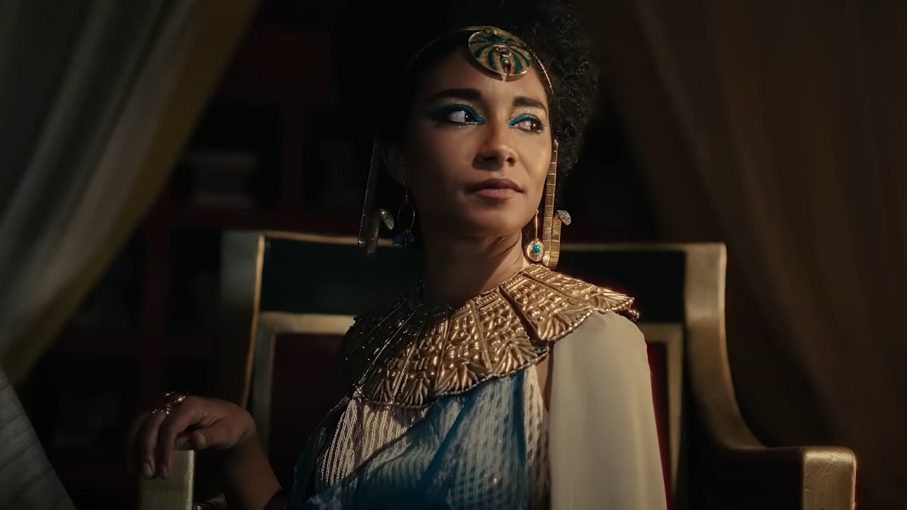 Britská hereèka Adele Jamesová jako Kleopatra.
