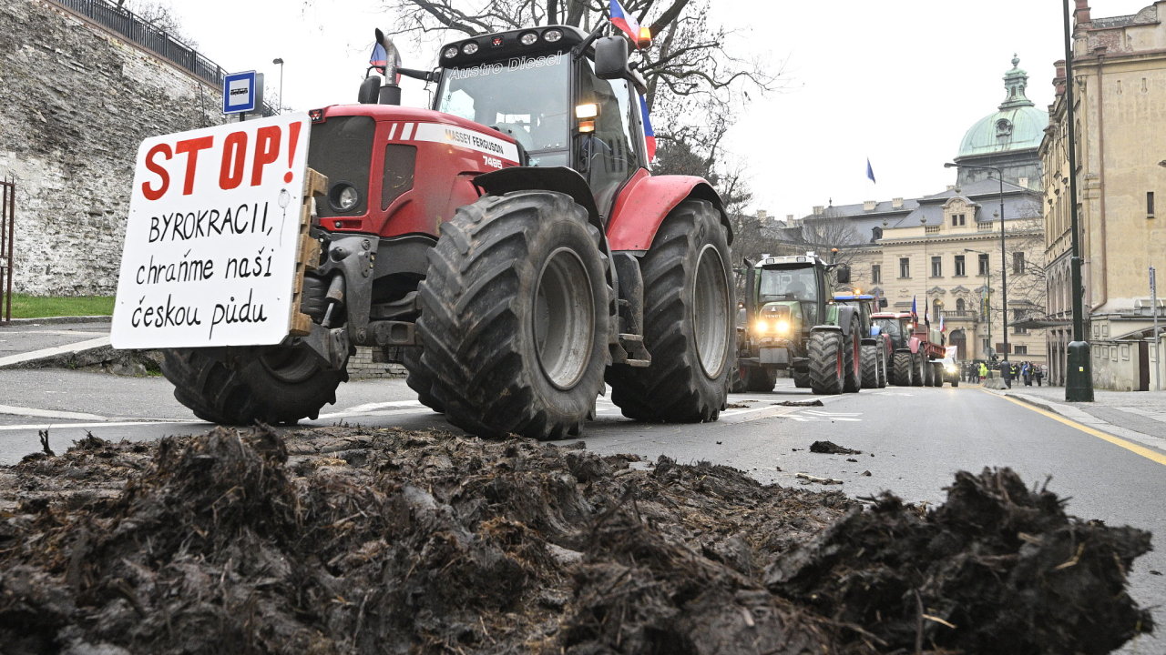 Traktory jsou zpt v Praze. Tentokrt vak protest nelze odbt tm, e jde o proruskou akci. astn se mal zemdlci i zstupci nejvtch firem.