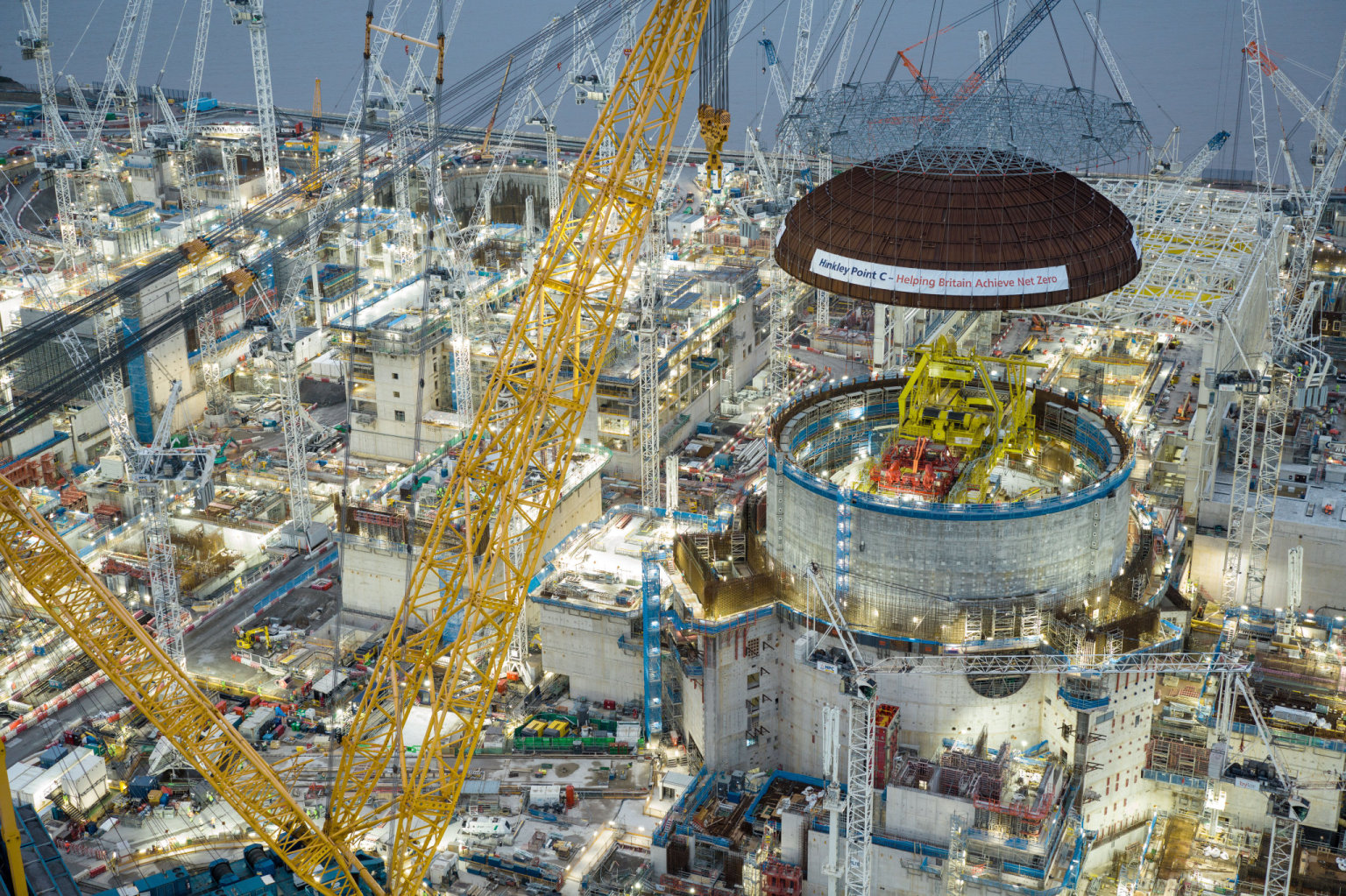 Britsk elektrrna Hinkley Point C je nejvtm jadernm projektem EdF mimo Francii. Snmek je z loskho prosince, kdy nejvt jeb na svt Big Carl instaloval kupoli jadernho reaktoru.