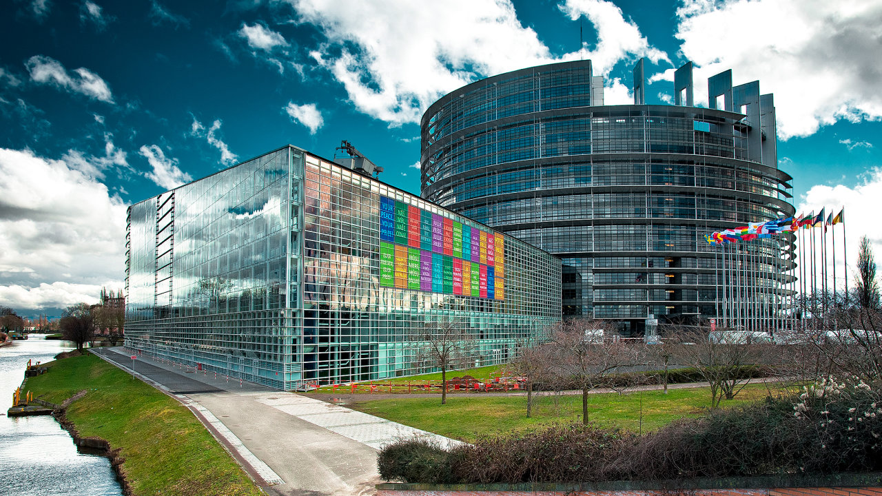 Evropsk parlament postupn zveejuje prvn odhady vsledk eurovoleb