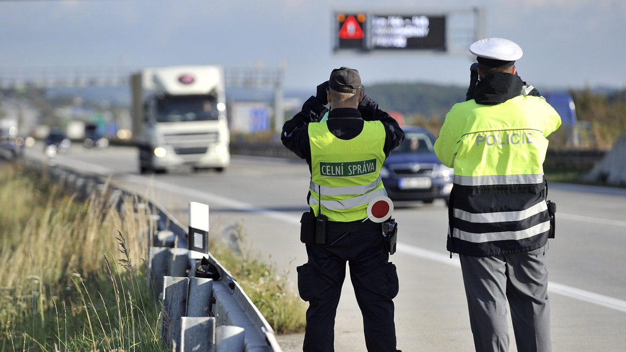 U etzovch podvod s DPH obvykle zasahuj finann detektivov,celnci a policie. Zabrnit daovm nikm na DPH by vrazn pomohlo zaveden e-faktury. Stt by zskal as hradu dan lpe ohldat.