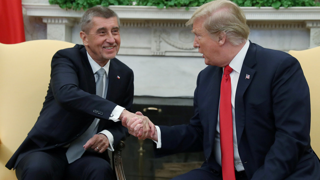 Tehdejho premira Andreje Babie pijal Donald Trump v Blm dom v beznu roku 2019.