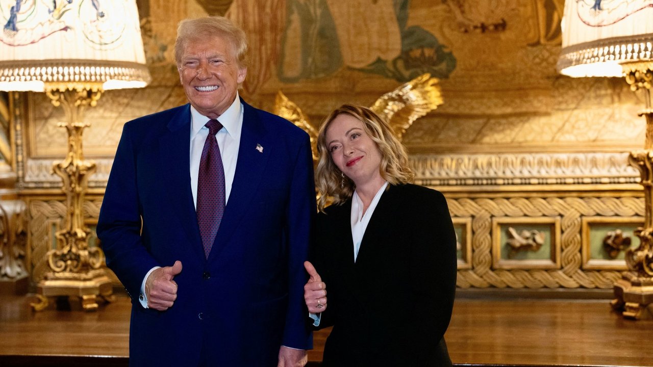 Italsk premirka Giorgia Meloniov navtvila budoucho prezidenta Donalda Trumpa v jeho sdle Mar-a-Lago na Florid.