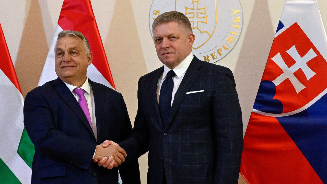 Slovensk premir Robert Fico (vpravo) se u maarskho kolegy Viktora Orbna (vlevo) inspiruje v mnohm vetn spoluprce na dodvkch plynu z Ruska.