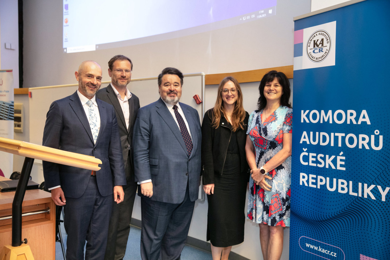 Účastníci odpoledního panelu společně s prezidentem KA ČR Ladislavem Mejzlíkem (uprostřed). (Foto: Daniel Hamerník) Účastníci odpoledního panelu společně s prezidentem KA ČR Ladislavem Mejzlíkem (uprostřed).