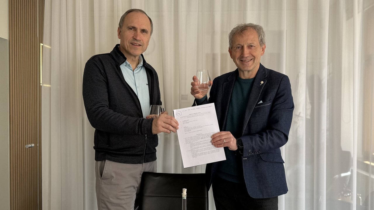 Ivan Pilip (vlevo) a jeho nakladatelstv� Bourdon je nov�m majitelem nakladatelstv� Pr�h. Na sn�mku je s jeho zakladatelem Martinem Vop�nkou po podpisu smlouvy.