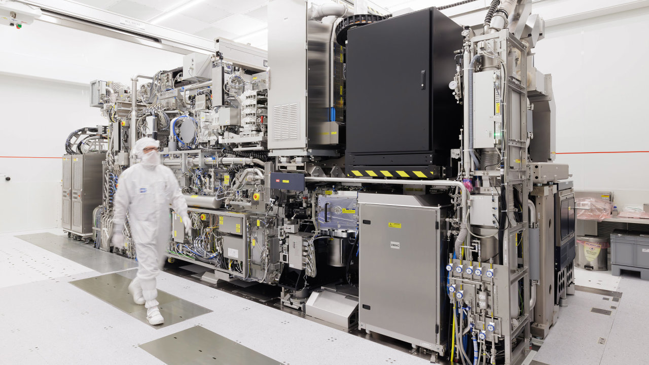 Typ NXE 3800E od nizozemsk� firmy ASML pat�� mezi nejnov�j�� generaci...