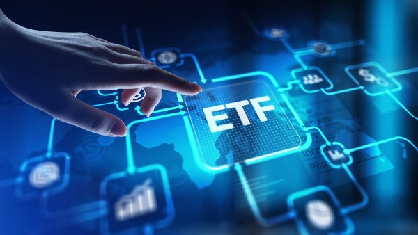 Pokud by investor nakoupil na za��tku roku nejv�nosn�j�� ETF fondy, jeho...