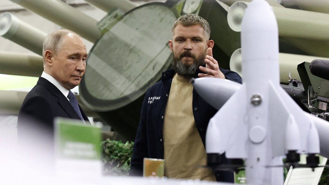 Chyst� Putin eskalaci v�lky? Rusk� prezident b�hem n�v�t�vy v�stavy nazvan�...