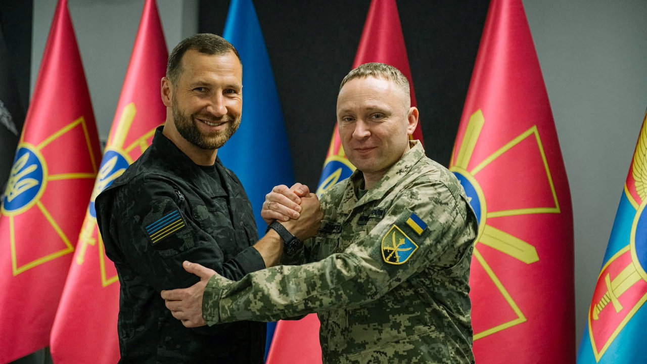 Ministr obrany Jevhenij Chmara a nov� vrchn� velitel ukrajinsk�ch ozbrojen�ch...