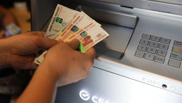 vyb�r�n� hotovosti z bankomatu Sber v Don�cku