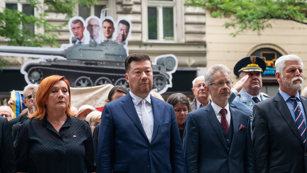 Alena Schillerov�, ministryn� financ�, politi�ka, Tomio Okamura, p�edseda...