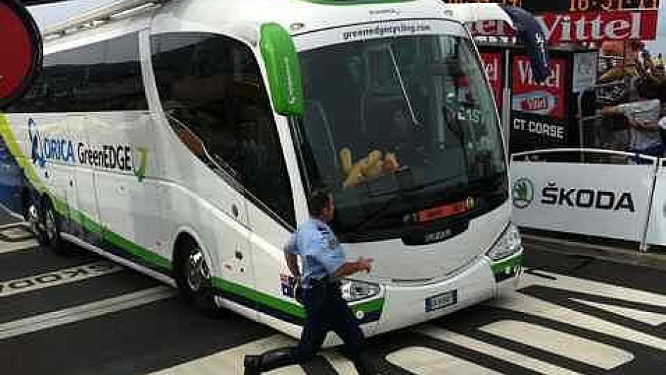 Autobus v cli Tour de France.