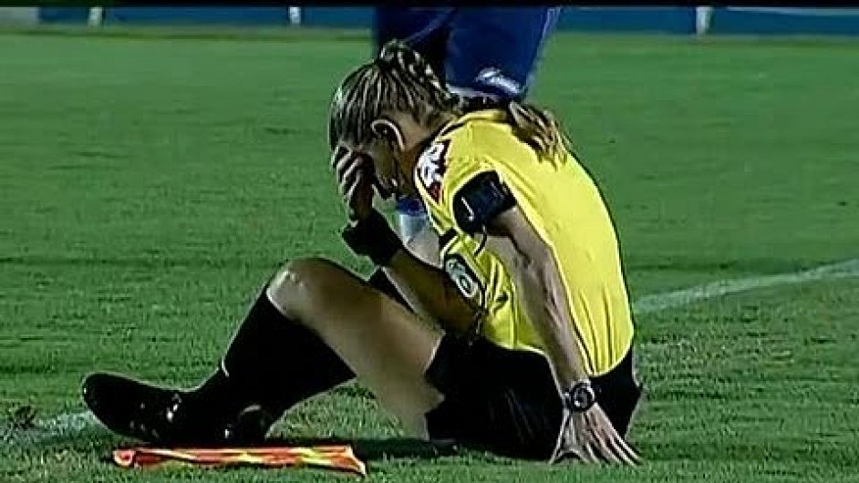 Pomezn� rozhod�� srazila k zemi r�na Andersona.