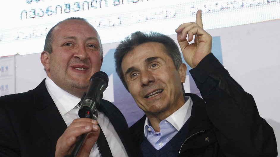 Gruznsk miliard a premir Ivanivili (vpravo) slav vtzstv svho kandidta Margvelaviliho (vlevo)