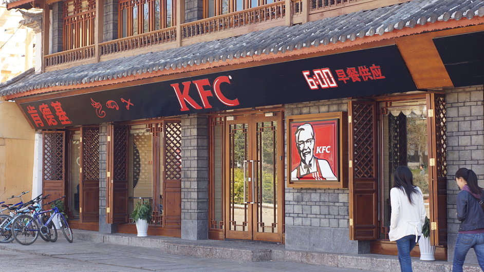 Budovn nskch poboek KFC (na snmku restaurace v tradinm hvu v mst Li-iang) se spolenosti Yum Brands vyplc.
