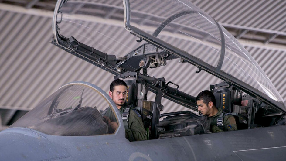 Americké operace proti islamistùm v Iráku a Sýrii se úèastní i piloti stíhaèek ze Saúdské Arábie.