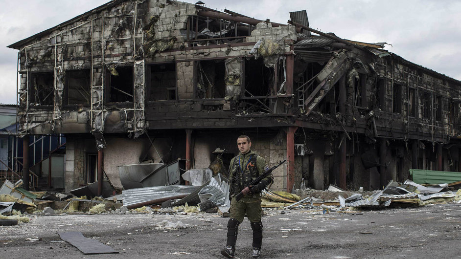 Zničená továrna ve městě Nižnaja Krinka na východní Ukrajině (ilustrační foto)