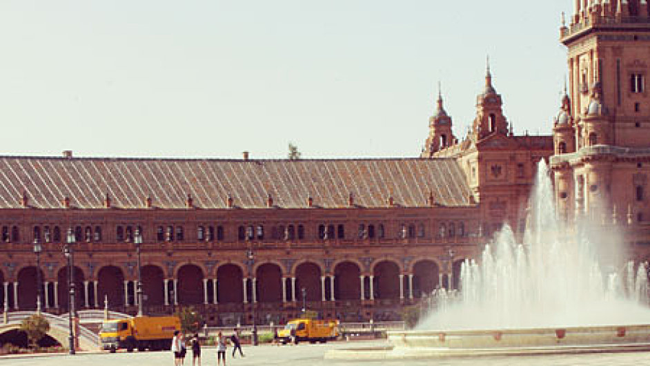 Nmst koloslnch rozmr Plaza de Espaa bylo vyprojektovno pro Expo 1929.