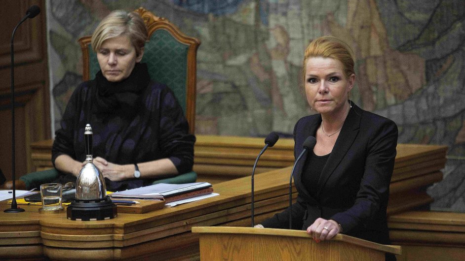 Ministryn integrace Inger Stoejbergov (vpravo) bhem ternho zasedn parlamentu v Kodani.