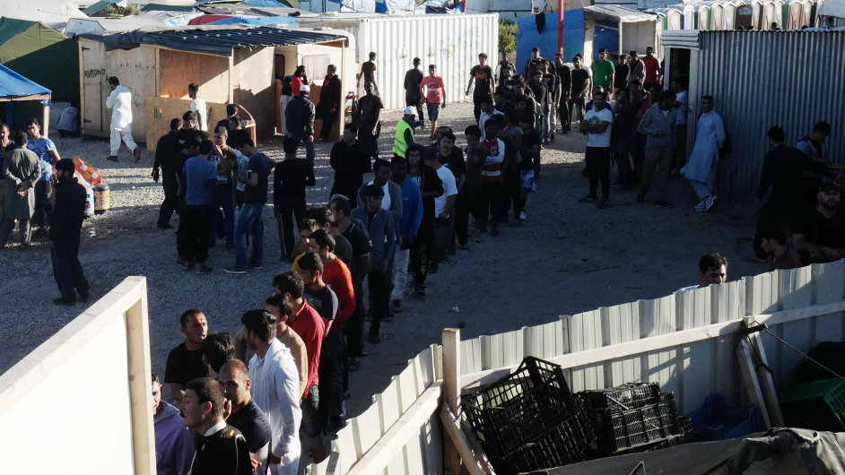 Migranti v uprchlickm tboe v Calais ekaj frontu na jdlo.