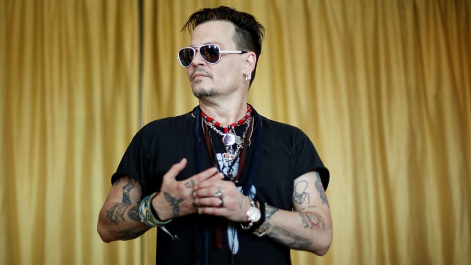 Johnny Depp na snímku z charitativního veèera letos v kvìtnu v Lisabonu, kde vystoupil se svoji hudební skupinou Hollywood Vampires.