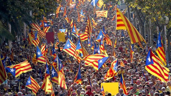 Katal&aacute;nci pl&aacute;nuj&iacute; letos uspo�&aacute;dat referendum o nez&aacute;vislosti. Nap�t&iacute; mezi Madridem a Barcelonou poroste