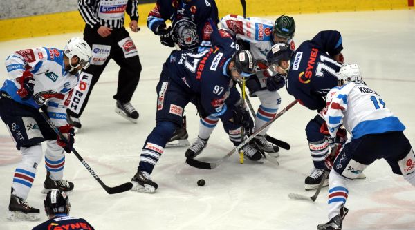 Semifin&aacute;le play off hokejov&eacute; extraligy - 3. z&aacute;pas: Pir&aacute;ti Chomutov - B&iacute;l&iacute; Tyg�i Liberec