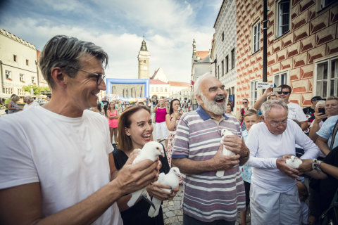Snímek ze středeční předpremiéry filmu Po strništi bos ve Slavonicích.