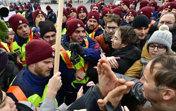 P�ed budovou parlamentu se proti "otrock&eacute;mu z&aacute;konu" konala demonstrace. "Zr&aacute;dci, zr&aacute;dci" a "Orb&aacute;ne, b� k �ertu" skandovali odp�rci novely z&aacute;kona.