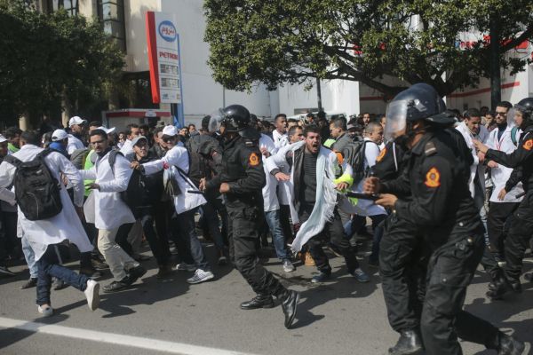 Marocká policie tvrd zasáhla proti demonstraci nespokojených uitel smující ke královskému paláci v Rabatu.