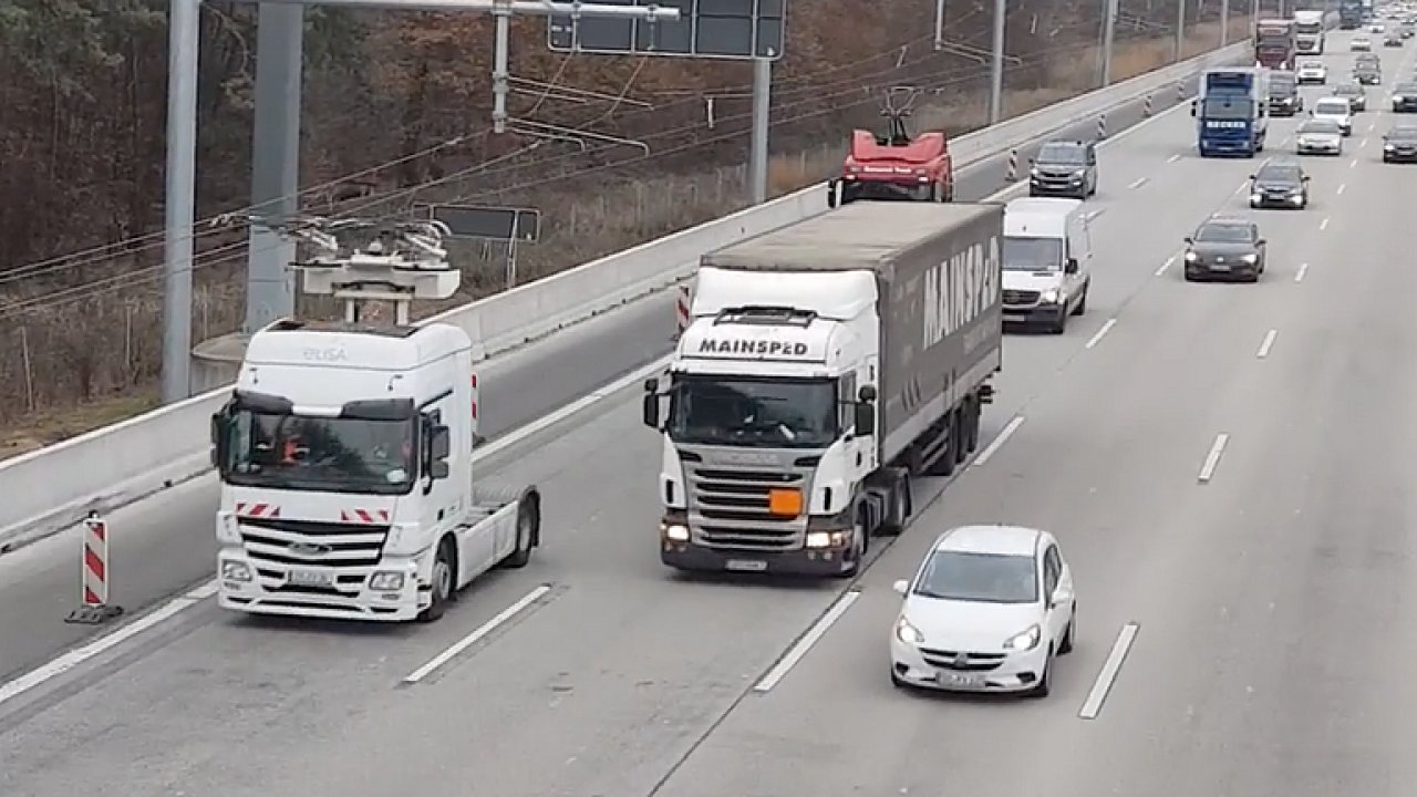 Zábìry z testování e-dálnice mezi mìsty Darmstadt a Frankfurt v reálném provozu.