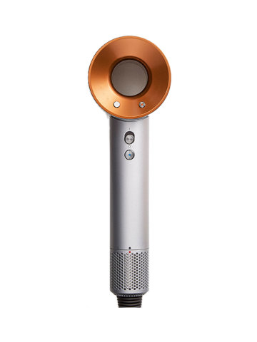 Stylový a praktický. Limitovaná edice fénu Dyson Supersonic v elegantní měděné barvě ve vánočním balíčku spolu s luxusním pouzdrem a taštičkou. Inteligentní regulace teploty pomáhá chránit vlasy a prudký proud zaručuje superrychlé vysoušení.
