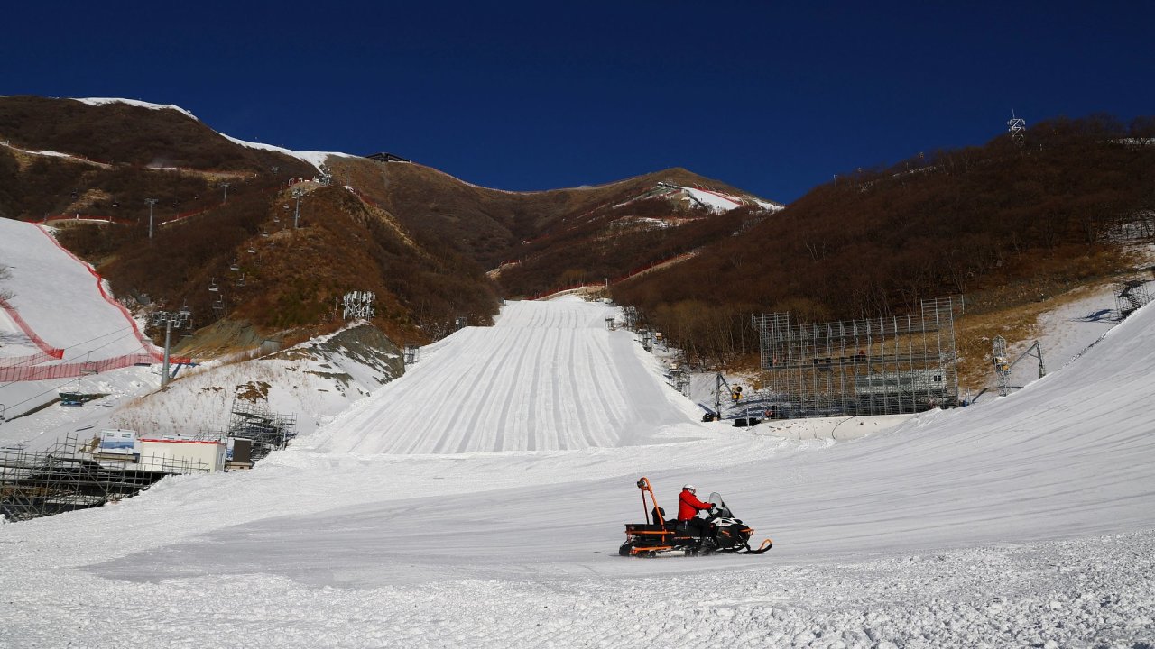 V dějišti zimní olympiády 2022 severně od Pekingu téměř vůbec nesněží. Hry se tak budou muset spolehnout jen na umělý sníh.
