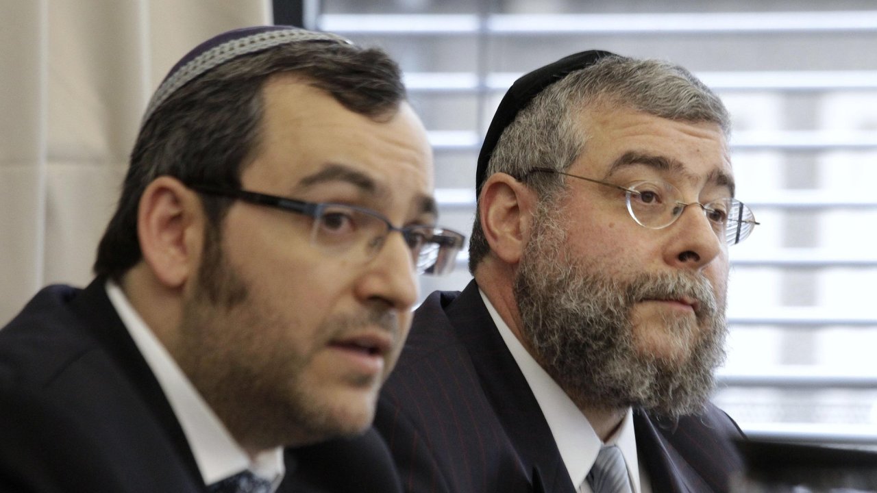Rabni Pinchas Goldschmidt (vpravo) a Avichai Apel na konferenci v Berln