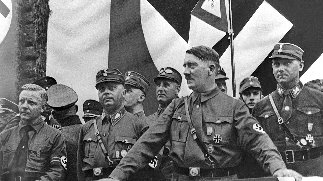 Adolf Hitler na archivnm snmku pi projevu v Dortmundu.