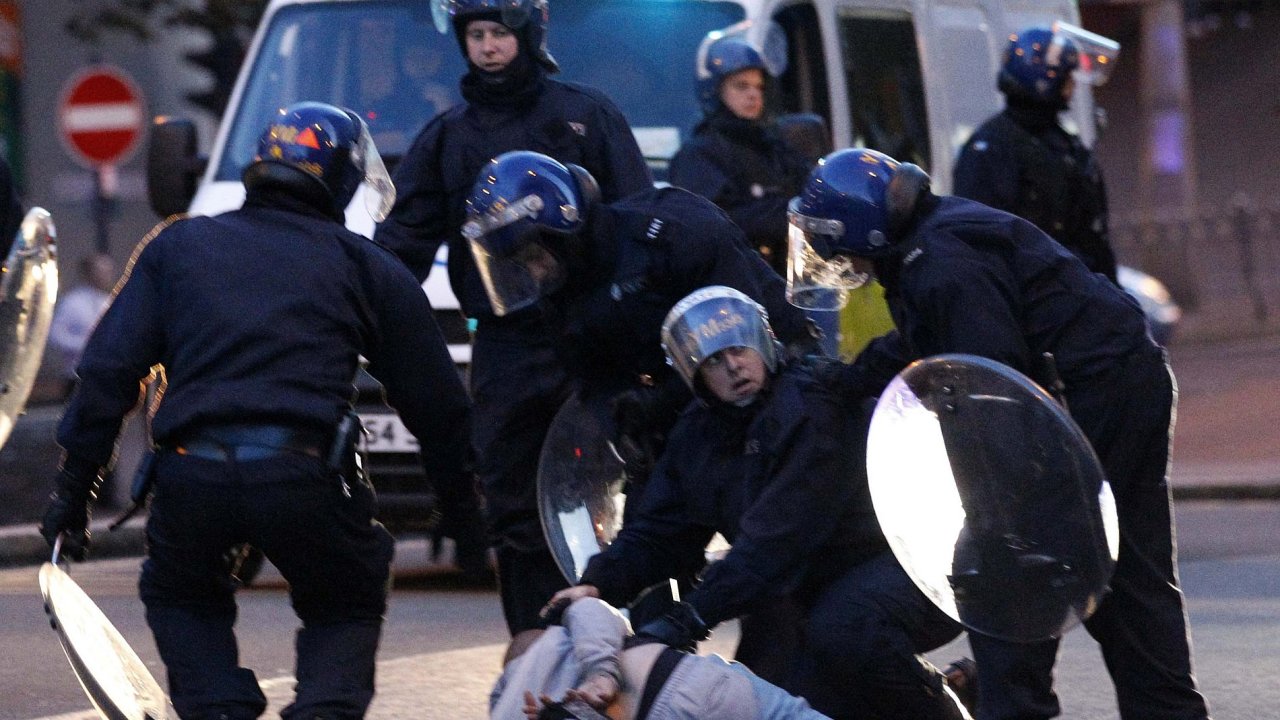 Britsk policie zasahuje proti vtrnkm
