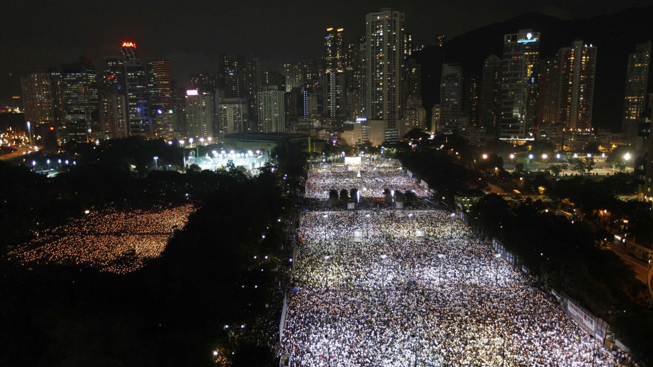 23. vro masakru na nmst Nebeskho klidu - Destky tisc lid se v pondl sely v hongkongskm Victoria Parku.