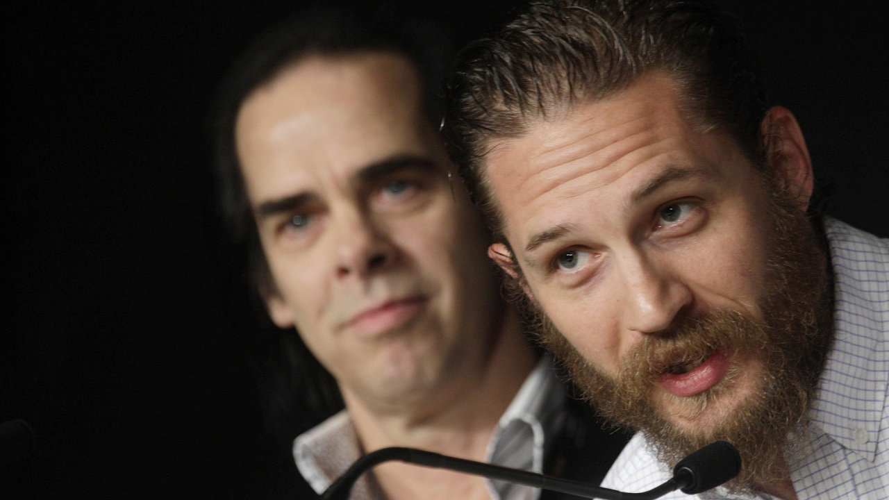 Tom Hardy a Nick Cave (v pozad) na tiskov konferenci k filmu Lawless