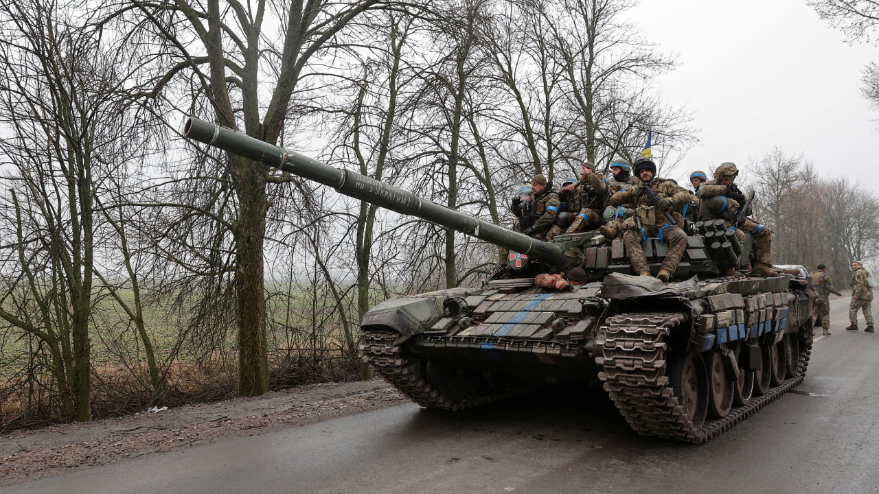 Tank ukrajinské armády pøi bojích na severu zemì